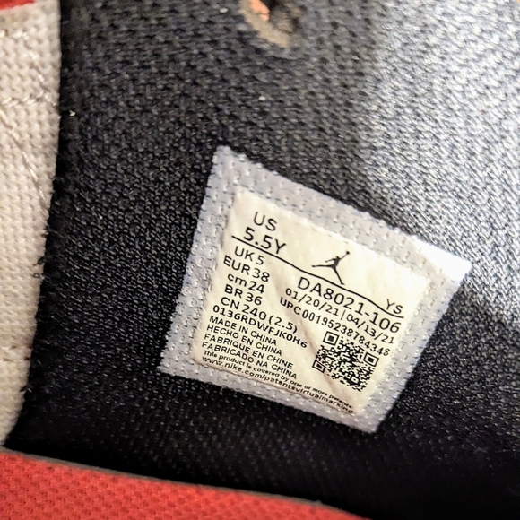 Nike Air Jordans Max Aura 3 Red White and Black Youth Size 5.5 - Picture 7 of 8